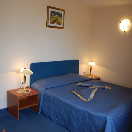 Italia فندق نيسيبار